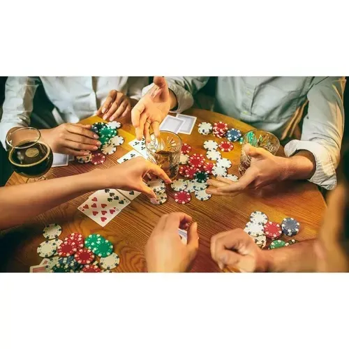 Покер – комплект от 300 чипа в куфарче HQ 23528