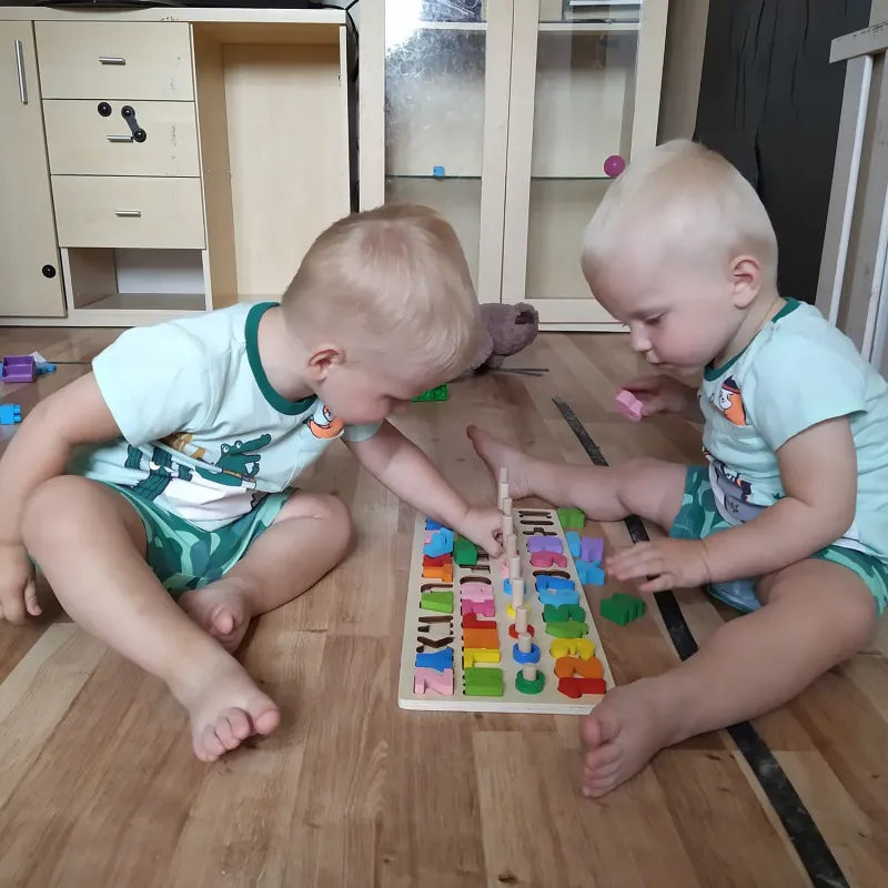 Дървена пъзел с азбука и цифри