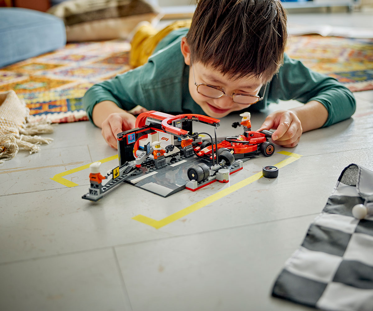 Конструктор LEGO City 60443 Питстоп и механици от F1 с кола Ferrari
