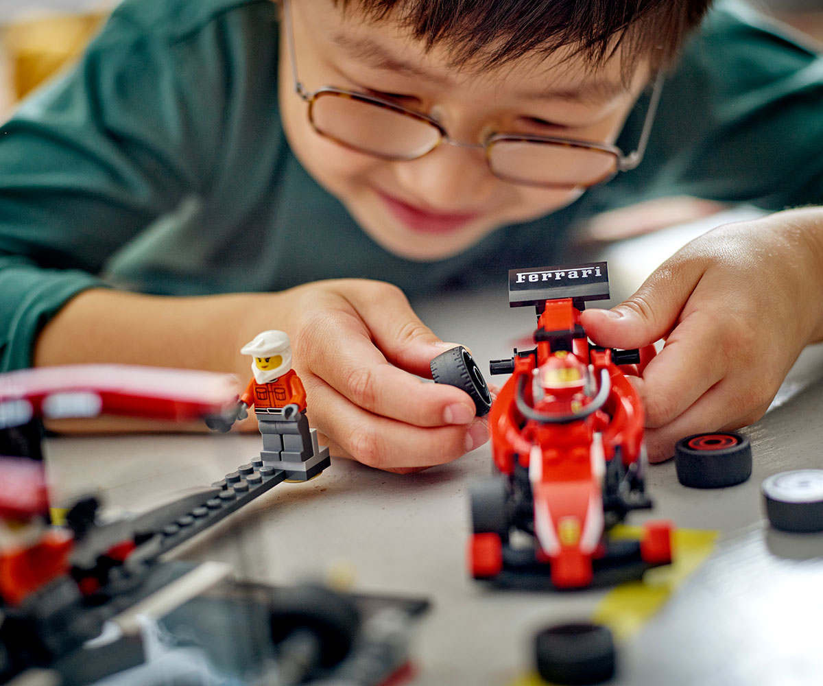 Конструктор LEGO City 60443 Питстоп и механици от F1 с кола Ferrari