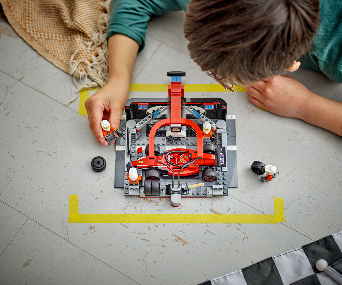 Конструктор LEGO City 60443 Питстоп и механици от F1 с кола Ferrari