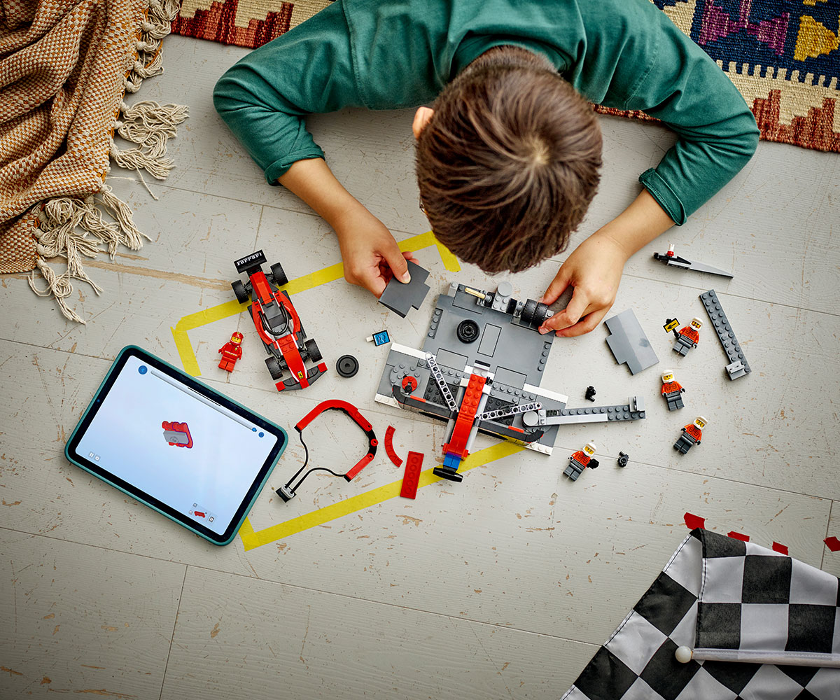 Конструктор LEGO City 60443 Питстоп и механици от F1 с кола Ferrari