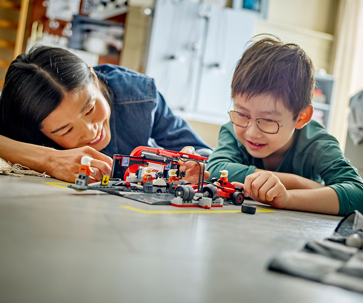 Конструктор LEGO City 60443 Питстоп и механици от F1 с кола Ferrari
