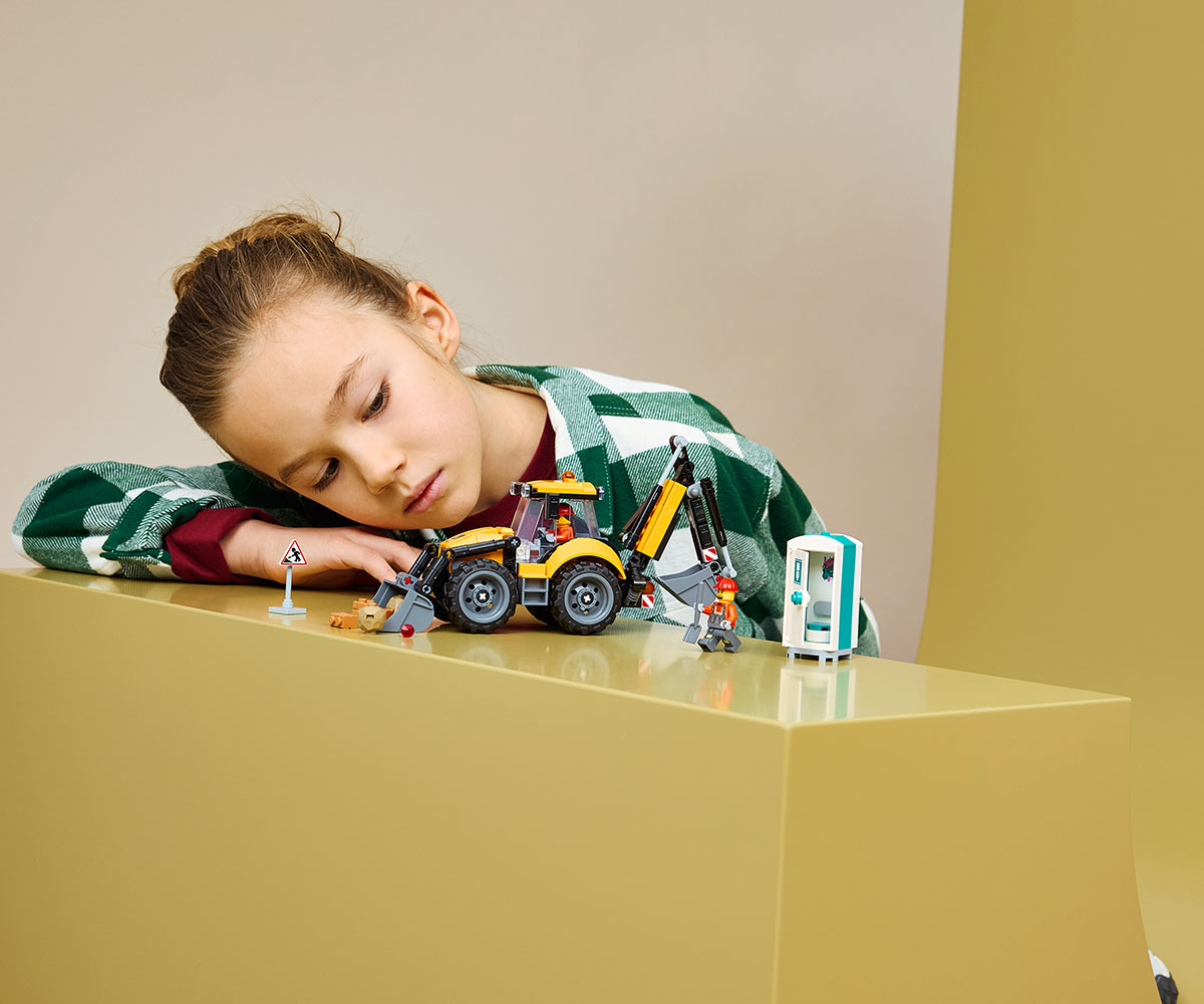 LEGO City 60480 Жълт багер със задна лопата, 301 части