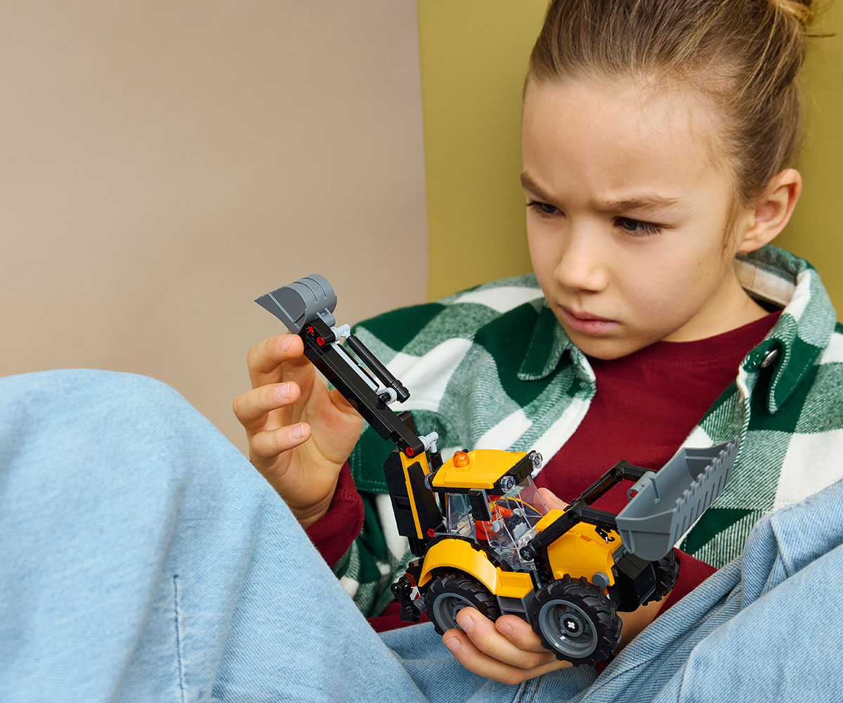 LEGO City 60480 Жълт багер със задна лопата, 301 части