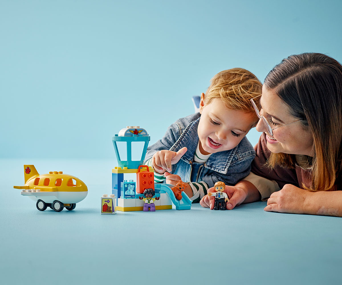 Конструктор LEGO DUPLO 10443 За първи път на летището, 23 части