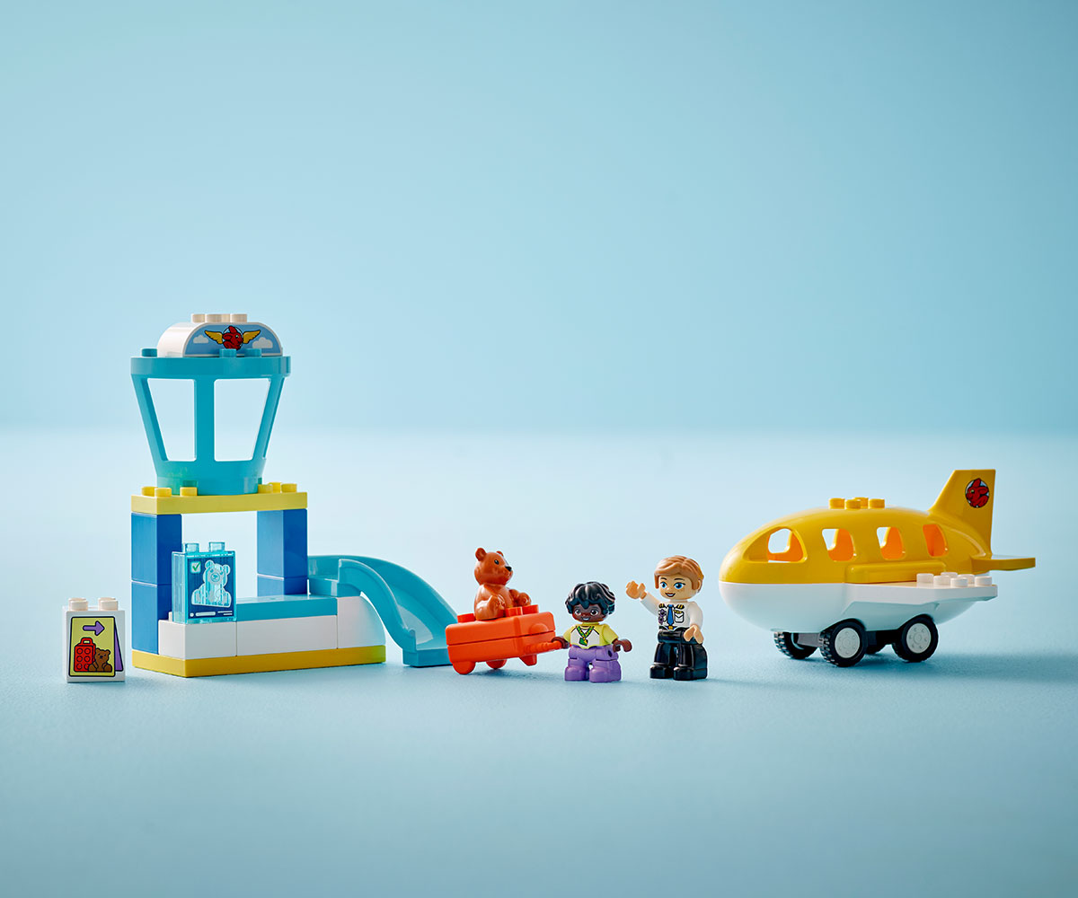 Конструктор LEGO DUPLO 10443 За първи път на летището, 23 части