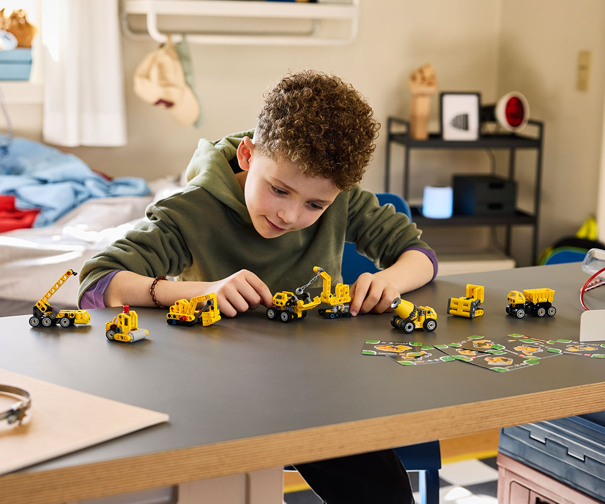 Конструктор LEGO Technic 42233 Могъщи машини, 8 за колекциониране
