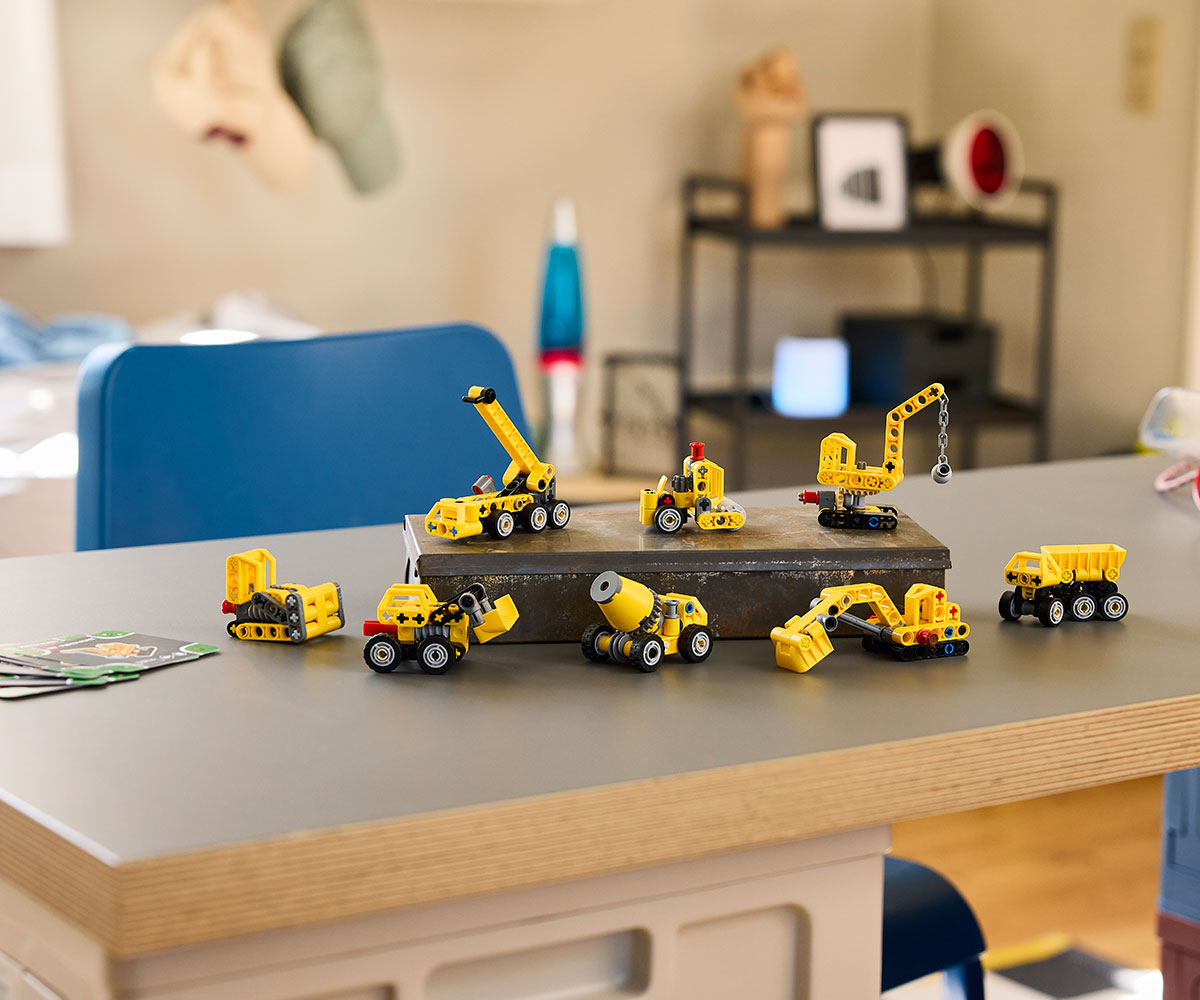 Конструктор LEGO Technic 42233 Могъщи машини, 8 за колекциониране