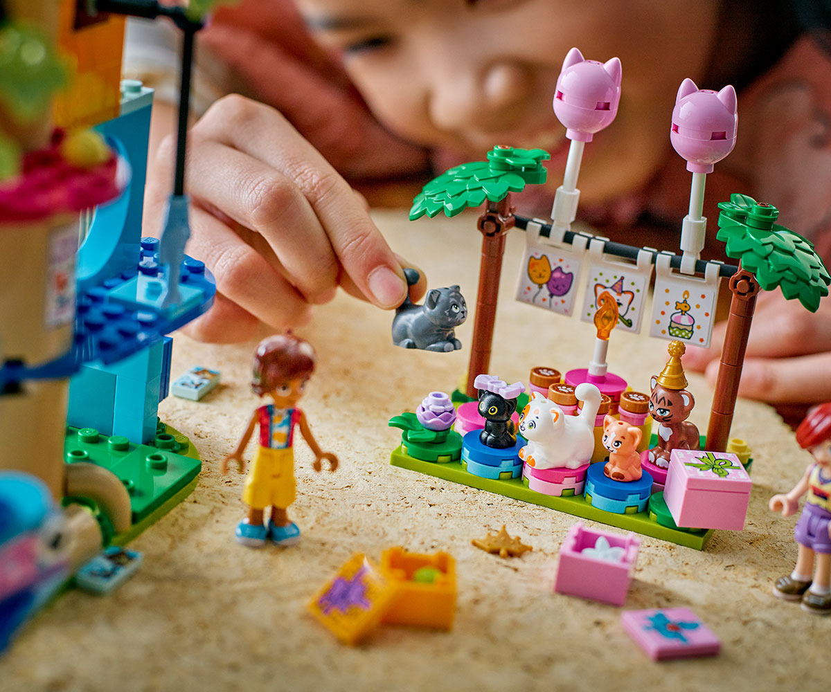 Конструктор LEGO Friends 42666 Котешко парти и дървесна къща