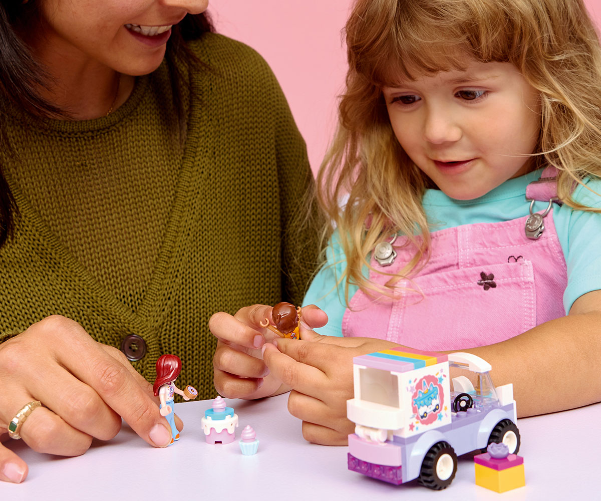 Конструктор LEGO Friends 42675 Кола-еднорог с торта, 67 части
