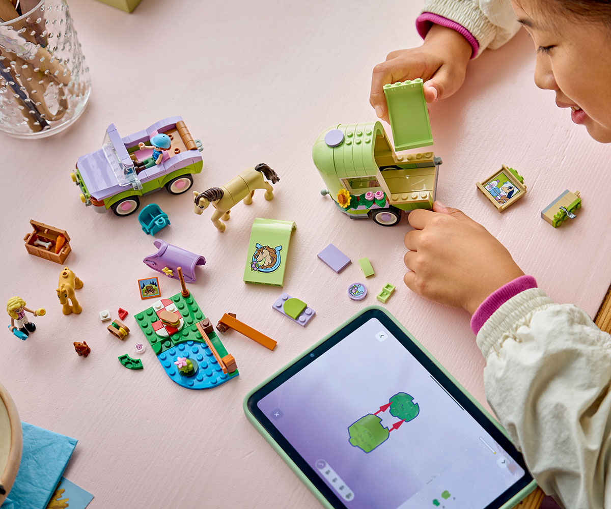 LEGO Friends 42695 Ремарке за кон и бебе жребче