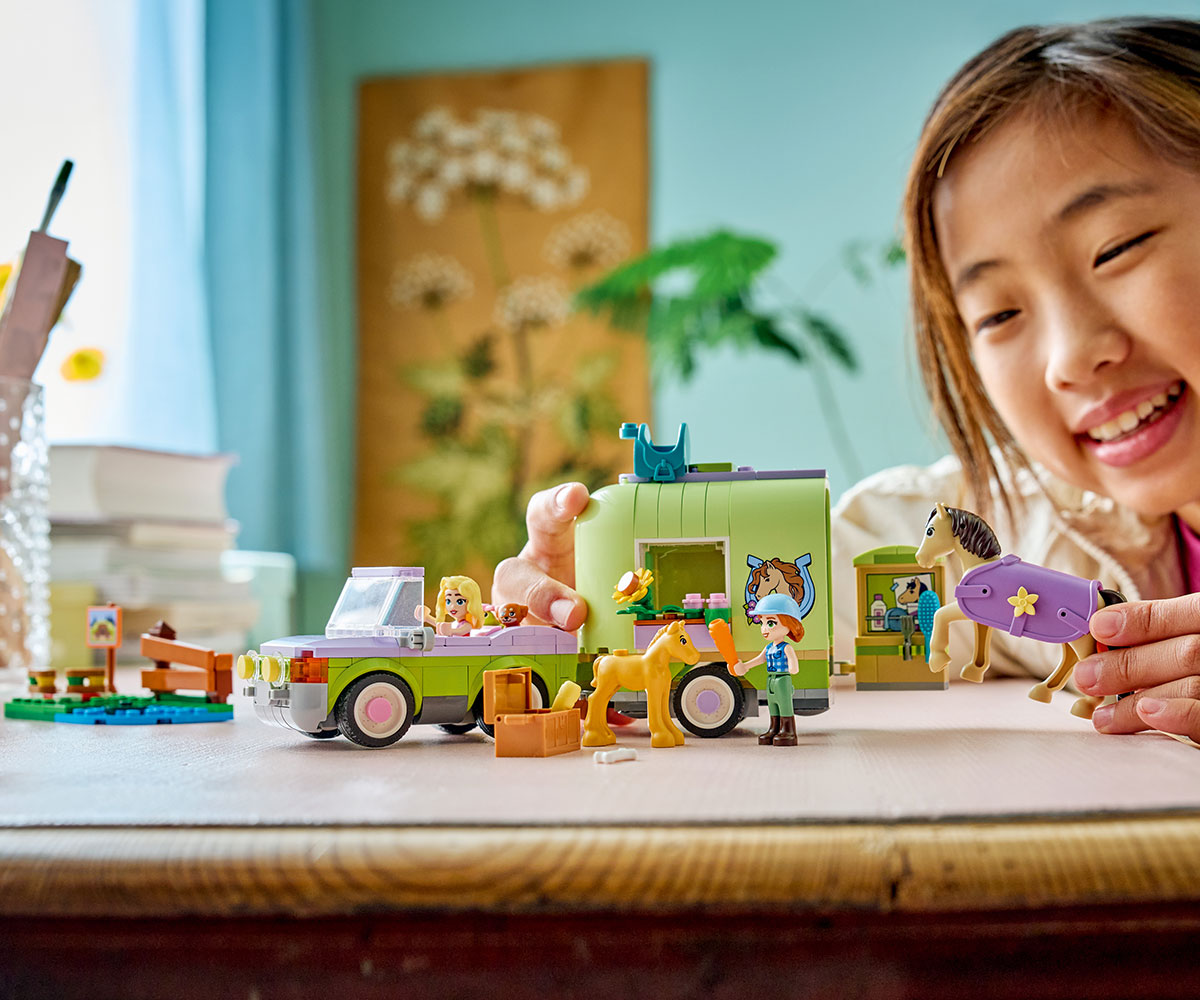 LEGO Friends 42695 Ремарке за кон и бебе жребче