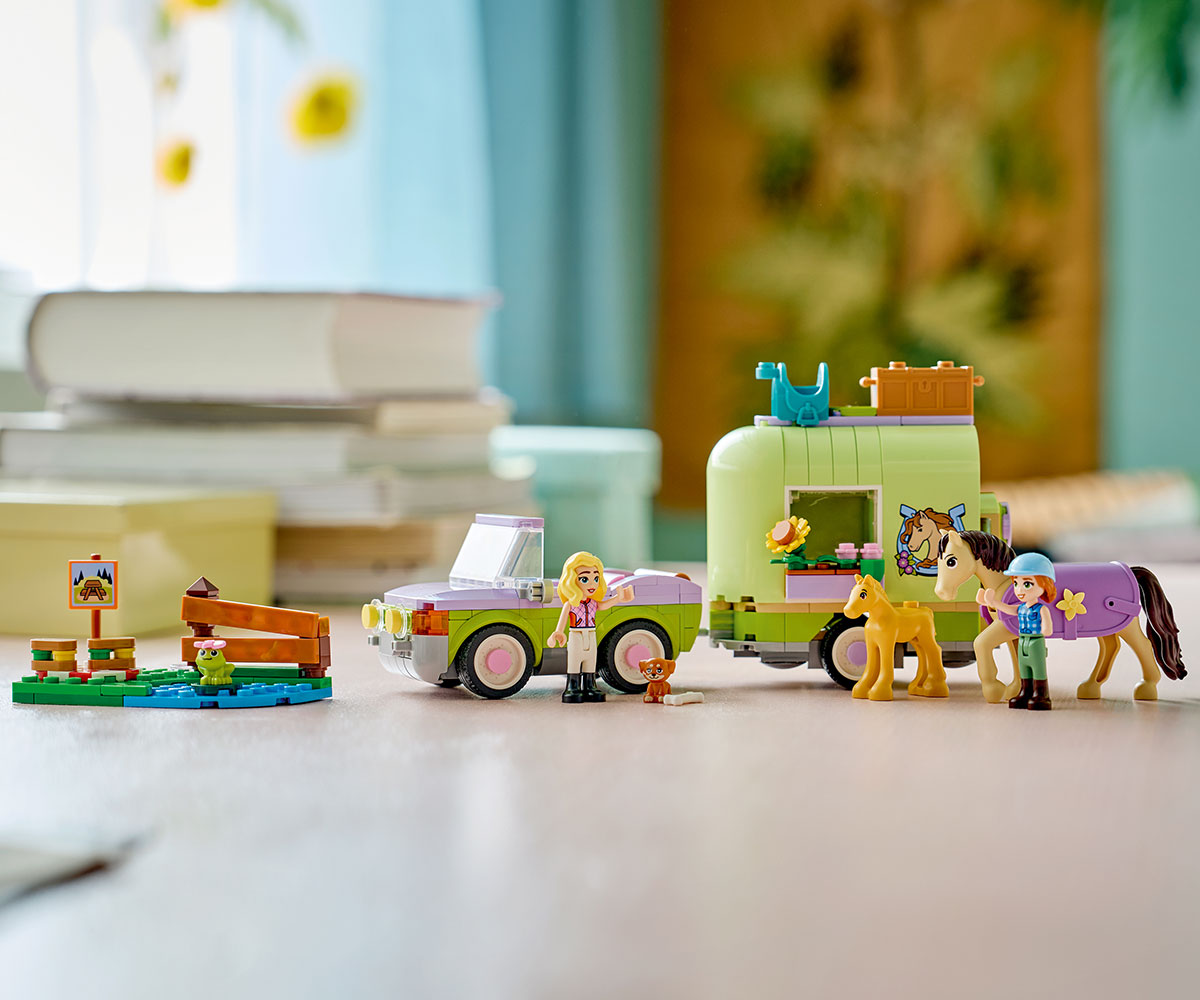 LEGO Friends 42695 Ремарке за кон и бебе жребче