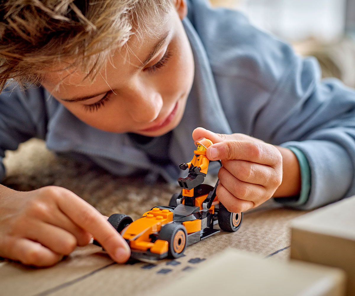 Конструктор LEGO City 60442 Пилот от F1 с кола McLaren