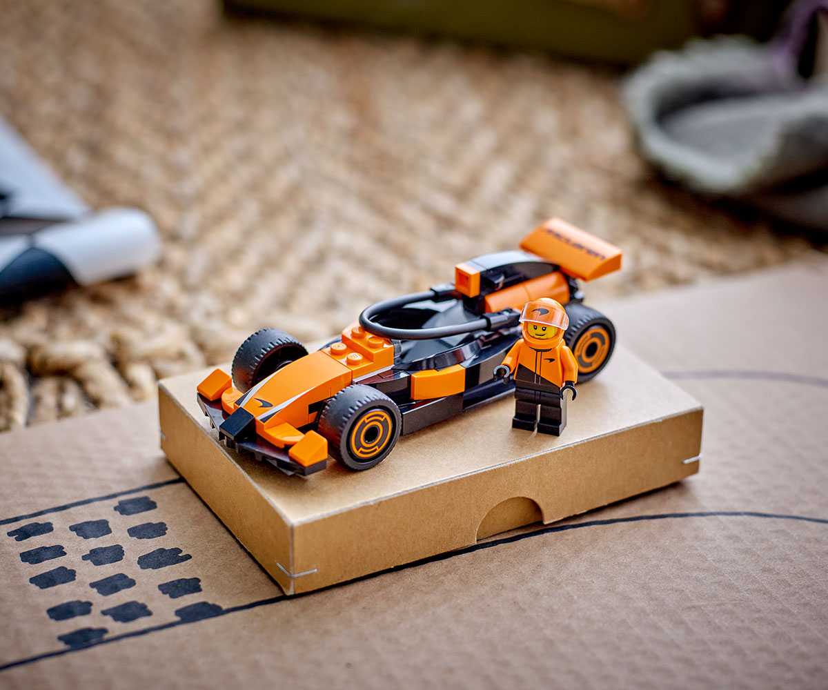 Конструктор LEGO City 60442 Пилот от F1 с кола McLaren