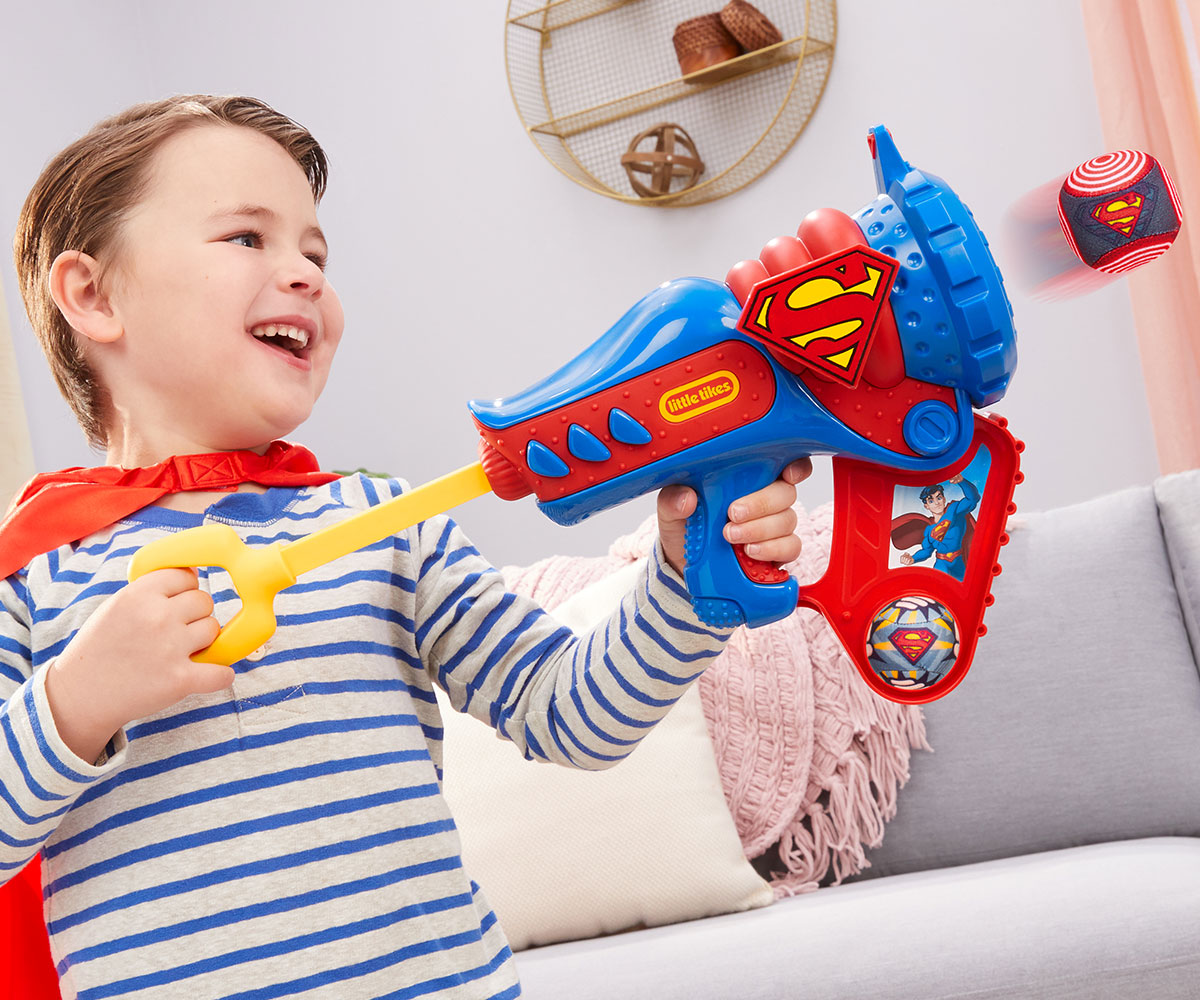 Бластер Little Tikes Superman с изстрелване на топчета