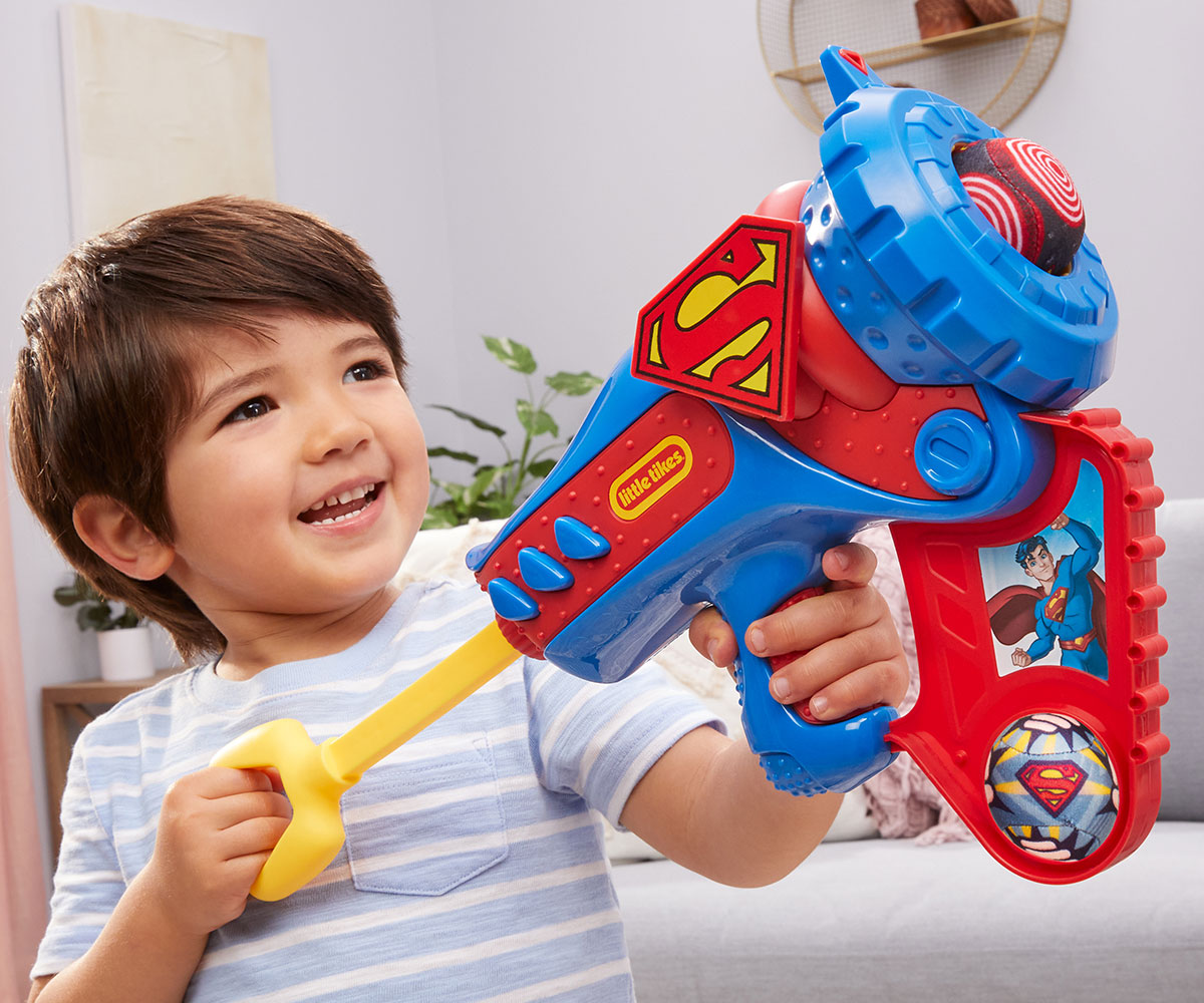 Бластер Little Tikes Superman с изстрелване на топчета